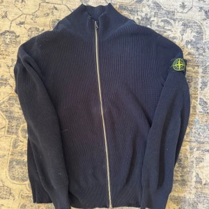 Mörkblå stickad kofta från Stone Island - Tjena! Säljer denna stilrena kofta från stone island i lysande skick. Inga skavanker, skick 9/10. Tröjan är i storlek S och sitter som S. Pris kan diskuteras vid snabb affär!