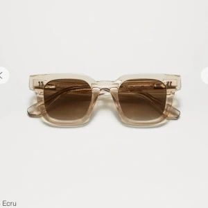 Chimi glasögon 04 Ecru - Säljer ett par stilrena glasögon från CHIMI i färgen ecru/beige. Rektangulär form med klassisk design och diskret logga på skalmen. Kommer med originalbox och fodral. Glasögon är i nyskick endas använda fåtal gånger🩷