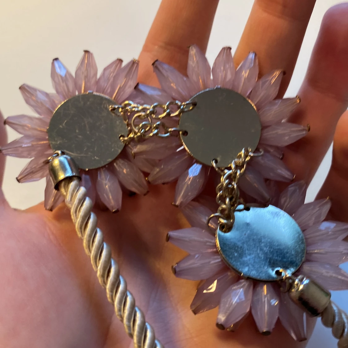 Halsband med lila blommor och pärlor - 3