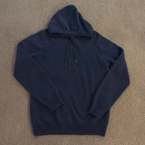 Mörkblå hoodie - Säljer en stilren 100% merinoull hoodie som knappast har används. 