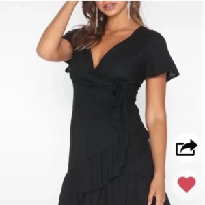 Svart omlottklänning Glamorous - Svart klänning med knytning från märket Glamorous. Storlek 40 men väldigt liten, passar mig som är XS. 