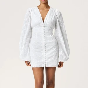 Adoore - Säljer min adoore klänning som är i storlek 38! Sitter rätt tajt på mig på höfterna som brukar ha storlek 40 i byxor, men passar precis! Använd på studenten å inte mer utöver det! 