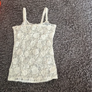 Vit spetslinne från Cream - Supersött vitt linne från Cream i spets med blommigt mönster. Linnet har smala axelband. Sorry för dålig bild, det var svårt att lägga upp den bra. Skriv privat om ni vill ha en bättre bild🥰