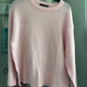 Ljusrosa stickad tröja  - Fin ljusrosa stickad tröja från lager 157. Ej nopprig och inga skavanker. Använd få tal gånger 🌸 I stl S passar även folk som har xs. 