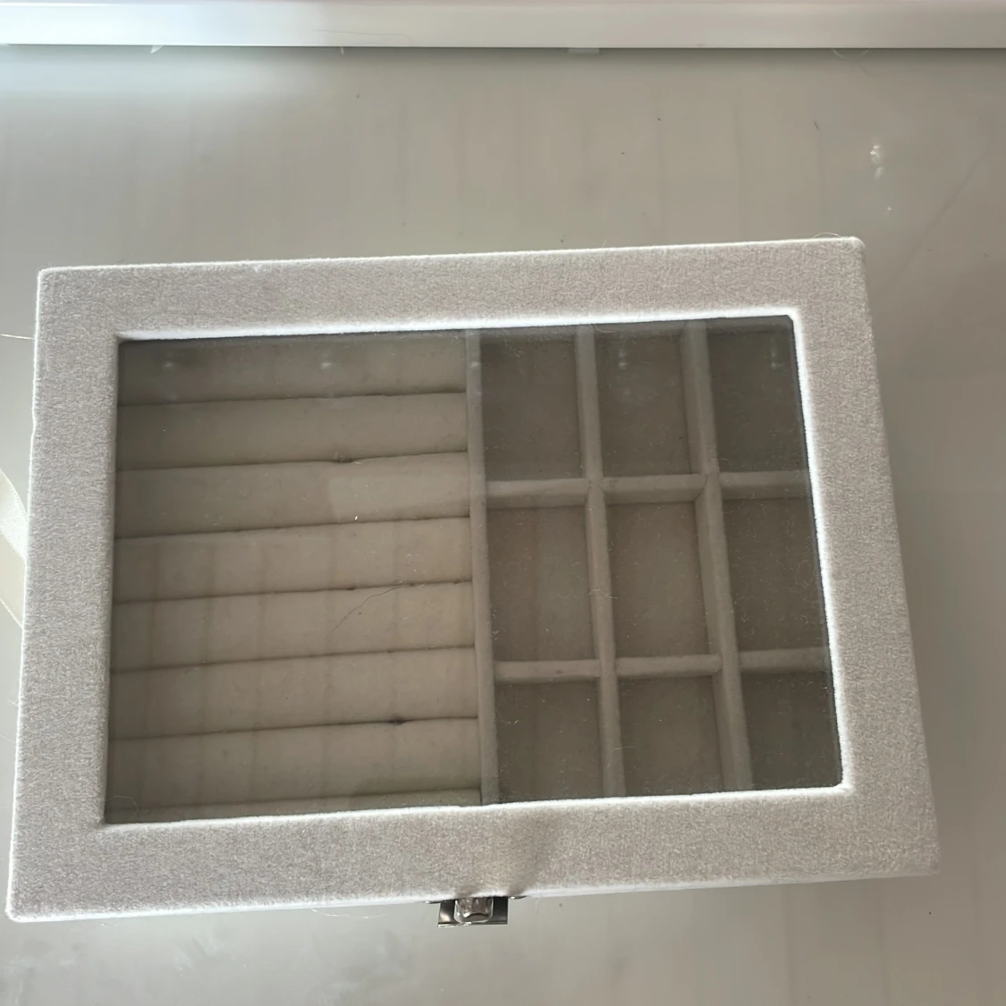 Vit/beige smyckesbox med glaslock - 1