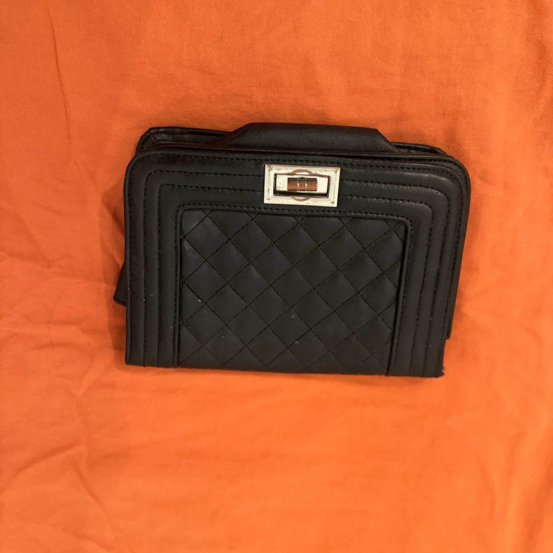 Svart quiltad axelväska i skinn