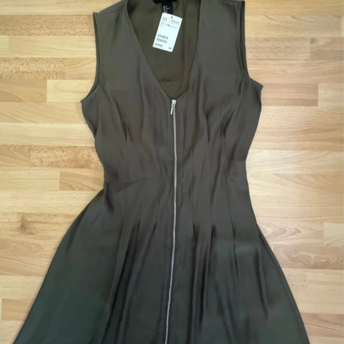 Ny. Khakigrön ärmlös klänning med dragkedja - 1