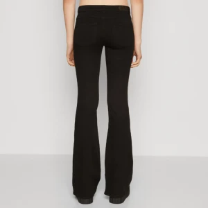 Svarta bootcut jeans med hög midja - Svarta jeans ifrån only