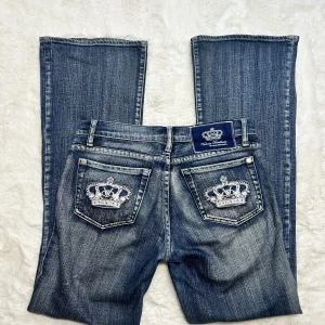 Victoria Beckham jeans  lågmidjade bootcut jeans rock & republicvintage - Victoria Beckham jeans. Storlek W27 enligt lapp men sitter mer som en W28. Förstora för mig som brukar ha 27 för referens. Innerbenslängd:79 midjemått: 38. Köp sker via köp nu, jag postar inom 24. Kvar tills markerad såld. Inga orimliga prisförslag tack🙏