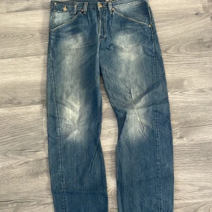 Blå raka jeans från Levi's - Klassiska blå jeans från Levi's med raka ben och normal passform. Jeansen har fem fickor, gylf med dragkedja och knapp samt tydliga slitningar framtill för en cool look. Perfekta till vardags och passar till det mesta.