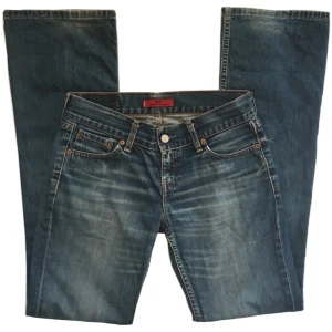Vintage lowwaist straightleg/flare jeans, Levi’s  - Så snygga vintage lågmidjade jeans från Levi’s! Straightleg/flare, 100% bomull, Midjemått 84,5cm Grenhöjd 21,5cm Innerbenslängd 88cm Benslut (rakt över) 23,5cm 