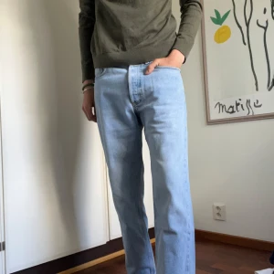 Ljusblå raka jeans - Säljer ett par ljusblå jeans med rak passform och klassisk femficksdesign. Jeansen har normal midja och är tillverkade i denim. Perfekta för en avslappnad stil och passar till det mesta.