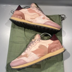 Valentino skor - Hej! Säljer nu mina skor från märket Valentino, storlek 38.5 bra skick, givetvis äkta. Tveka inte på att höra av dig om du har frågor eller funderingar kring skorna! 