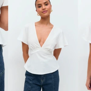 Vit topp med knyte - Jättefin topp från gina med snören som man kan knyta på ryggen💗💗använd ett fåtal gånger men men inga stora tecken på de utom en liten fläck fram på tröjan💗