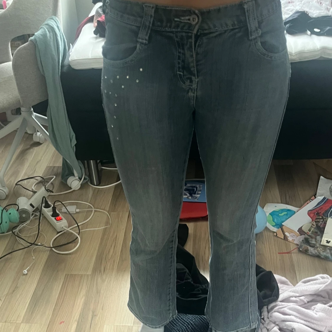 Grå bootcut jeans med fina detaljer  - 1
