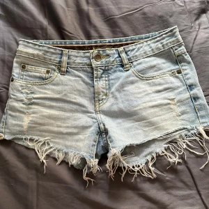 Lågmidjade shorts  - Säljer ett par lågmidjade shorts med midjemått rakt över: 40cm och gren: 20cm, men skulle säga att de sitter som S. Jag köpte shortsen här på plick men som tyvärr inte passade. Shortsen har en liten fläck på baksidan men som säkert går bort i tvätten ( se sista bild ), annars är de i bra skick. 