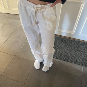 Roxy linnebyxor  - Säljer ett par vita linnebyxor med avslappnad passform och resår i midjan.  Köpte dom för 599