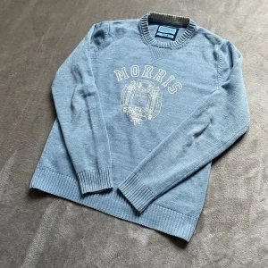 Blå Tröja från Morris - Säljer en blå tröja från Morris i 100% bomull. Tröjan har rund halsringning, ribbade muddar och tryckt logga med emblem på bröstet. Den är i storlek M. Om du har frågor eller vill ha bilder så tveka inte på att skriva!🤩