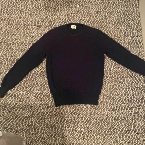 Mörkblå kashmirtröja från Soft Goat - Mysig svart rundhalsad tröja från Soft Goat i 100% kashmir. Klassisk modell med ribbade muddar vid ärmslut och nederkant. Hjälper min syster sälja den och den är använd ungefär 20 ggr
