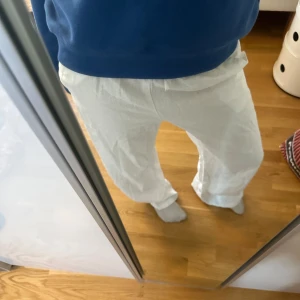 Vita linnebyxor - Säljer ett par vita linnebyxor från HM i storlek 13 år men dem passar som en xs och på mig som bär S 🤗❤️
