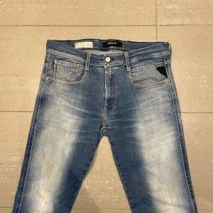 Replay Anbass jeans  - Säljer nu dessa Replay Anbass jeans, skriv för fler bilder/frågor🙌🏼