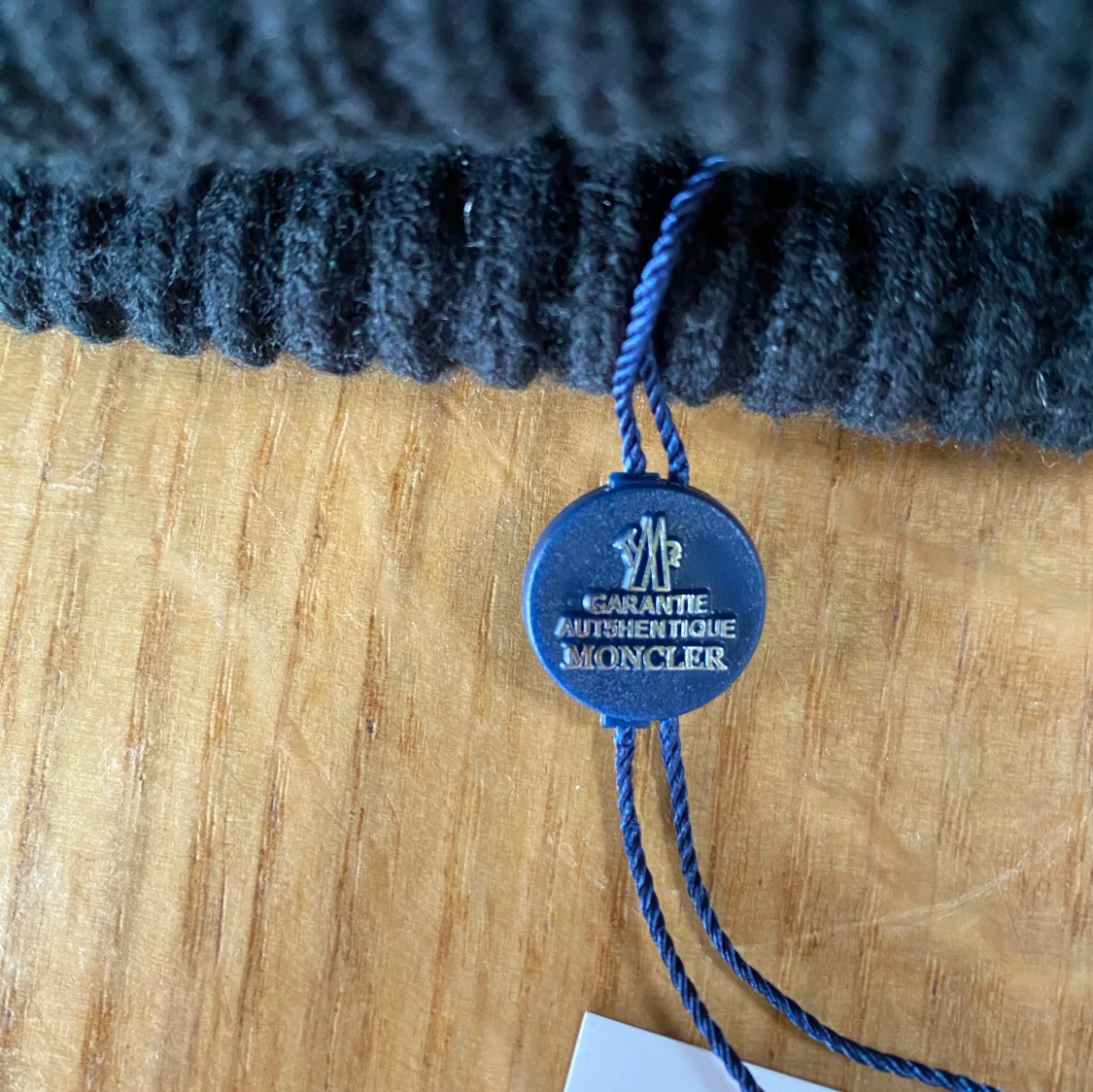 Svart ribbad mössa från Moncler - 4