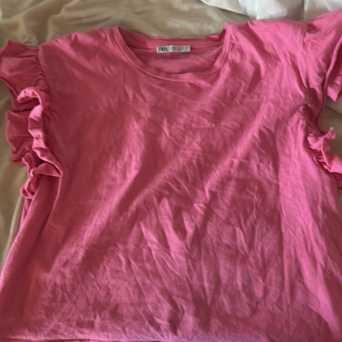 Rosa t-shirt med volangärmar  - 2