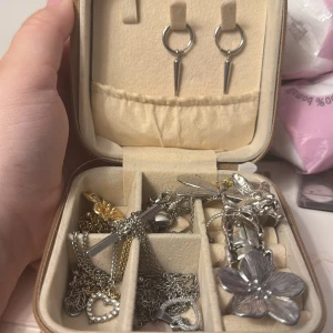 Silverfärgade örhängen med spetsig hängande detalj - Säljer ett par coola silverfärgade örhängen med rund ring och spetsig hängande detalj. Perfekta för att ge din stil en edgy touch. Passar till dig som gillar minimalistiska men ändå unika smycken.i titan, ops betala via Swish plus frakt ❤️