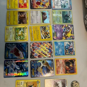 Pokémon kortsamling - Alla är i bra skick förutom sharpedo EX som bara är skadad på baksidan.  Priser: Double Colorless Energy: 40kr Magneton: 20kr Trainer Colress: 30kr Luxray: 30kr Alakazam: 80kr Greninja: 250kr Dark Charizard: 900kr Cinderace V: 60kr Slaking: 40kr Raichu: 30kr st (3st) Zamazenta V: 70kr Blastoise EX: 600kr Ash’s Pikachu: 200kr Detective Pikachu: 150kr Raichu: 60kr st (2st) Sharpedo EX: 200kr Lugia EX: 1400kr SÅLD SÅLD SÅLD