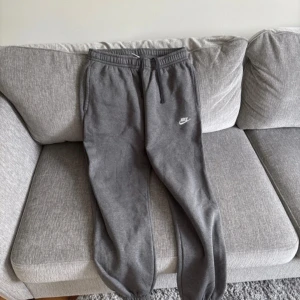 Grå mjukisbyxor från Nike - Gråa mjukisbyxor från Nike som knappt är använda. 