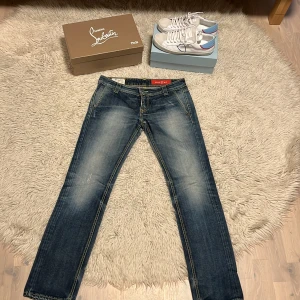 Dondup jeans - Tja säljer nu mina skitsnygga dondup jeans i skön tvätt med snygga slitningar. Rätt så bra skick bara en defekt (bild 3). Storlek 32 slimfit. Säljer billigt för vill få bort dem! Skriv till mig vid intresse! 