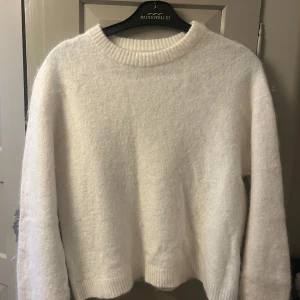 Vit stickad tröja - vit stickad tröja från arket. Nypris 990