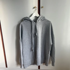Grå hoodie från BikBok. - Säljer en klassisk grå hoodie från BikBok i storlek L. 