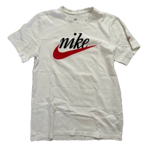 Nike T-shirt med tryck - Vit Nike T-shirt köpt i Nike Outlet Store i Stockholm Quality Outlet. Storlek M och i väldigt bra skick eftersom jag har knappt använt. Hör av dig för mer information eller frågor💥