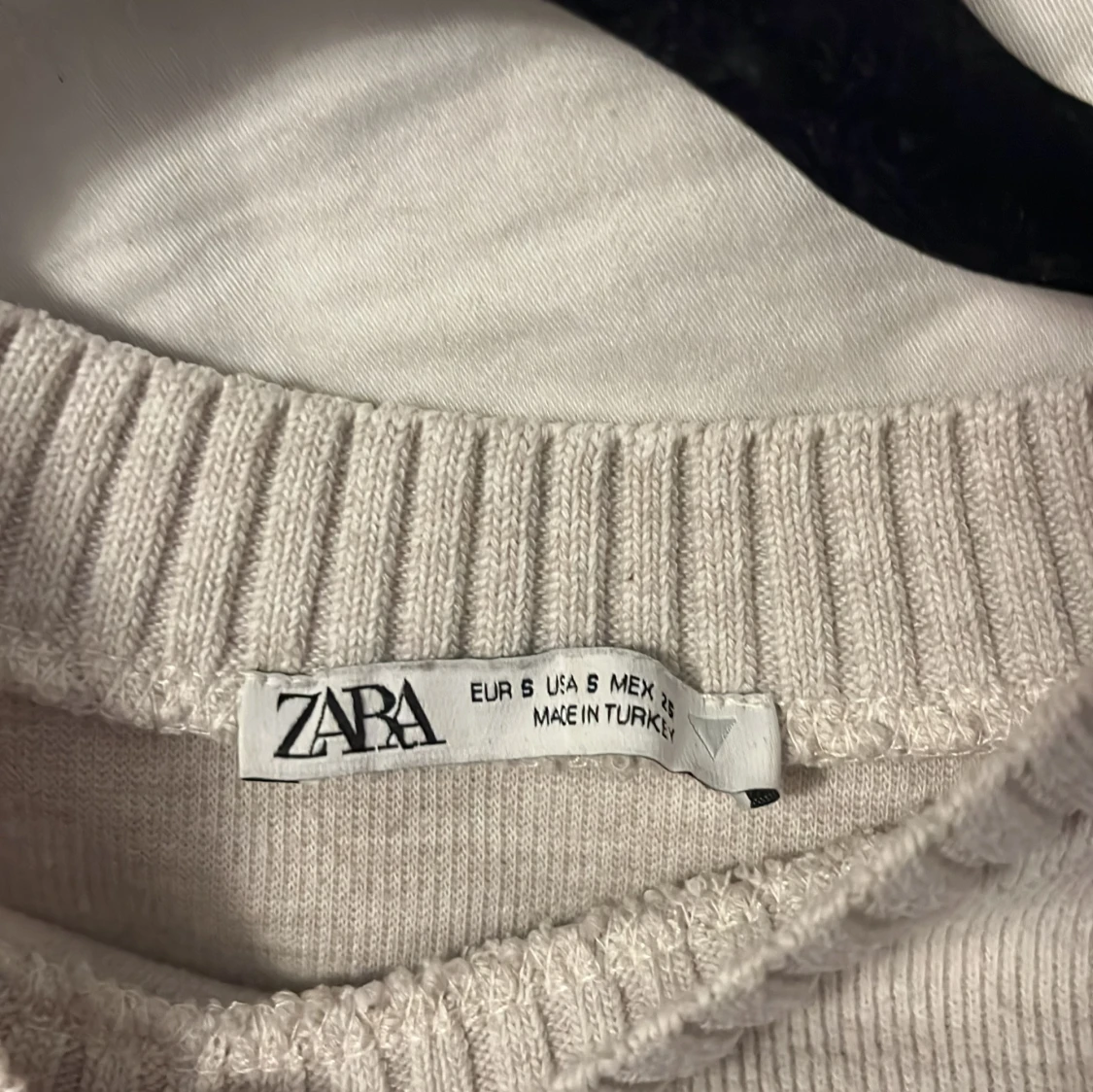 krämfärgad topp med pärlor från Zara - 1