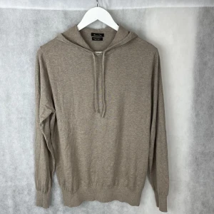 Massimo dutti Kashmir hoodie - Riktigt snyggt hoodie från Massimo dutti i Kashmir och silke blandning! Modellen på bilden är 184 och bär storlek M. Tröjan är i mycket gott skick! Skriv gärna vid frågor eller funderingar🤝👍