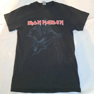 Svart Iron Maiden t-shirt  - Säljer en svart Iron Maiden t-shirt som inte längre används. Den är 100% bomull och från märket Gildan. Bra kondition, inga märkbara skador.