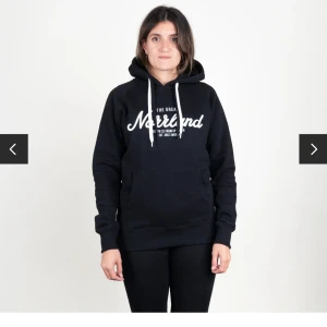 Norrlands hoodie  - Säljer båda dess för dom aldrig kommer till användning super fin i skick väldigt bekväm, sitter inte som xs mer som en S/M. 400kr för båda tillsammans 