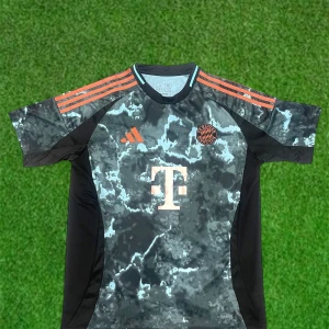 Bayern München fotbollströja med Olise 17 - Säljer en Adidas Bayern München matchtröja med Olise 17 på ryggen. Tröjan är svart och grå med orange detaljer och ränder på axlarna. Kortärmad modell med klubbmärke och sponsortryck på bröstet. Perfekt för fans!