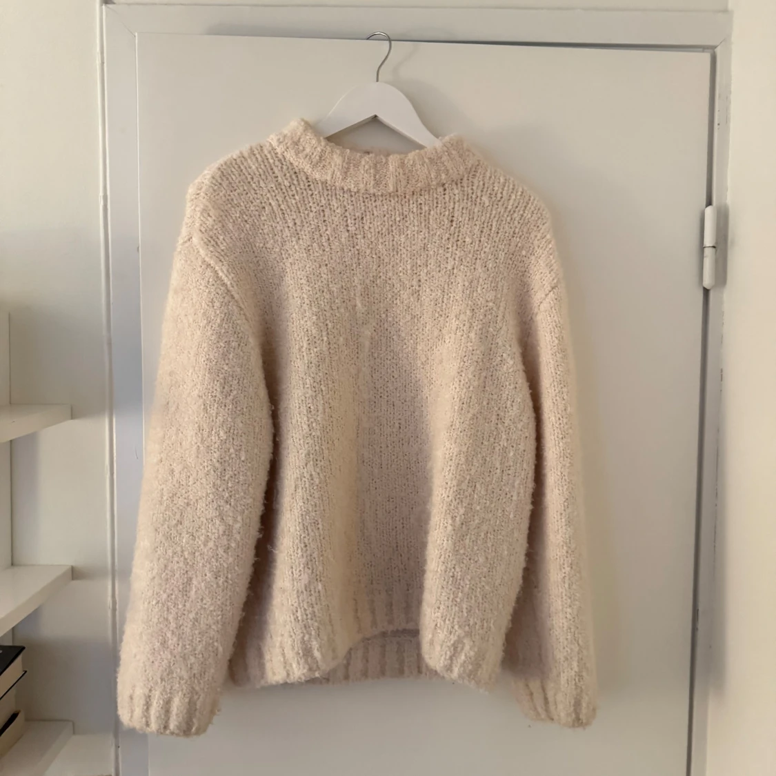 Beige stickad tröja med hög krage från H&M - 2