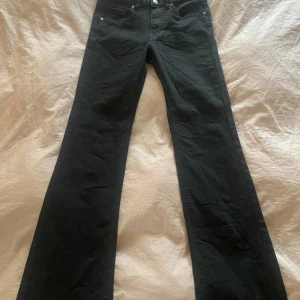 Svarta jeans - Jeans från Kappahl, använda 2 gånger! Nyskick! Skulle säga att det är med waist. Pris går att diskutera 🥰