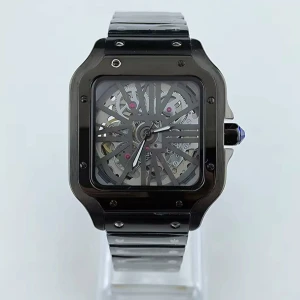 Skelettklocka med fyrkantig boett och metallarmband - Unik skelettklocka med fyrkantig boett och synlig urtavla. Klockan har ett robust metallarmband och detaljer i svart, silver och guld. Urtavlan har synliga kugghjul och färgade detaljer, vilket ger en modern och teknisk känsla.