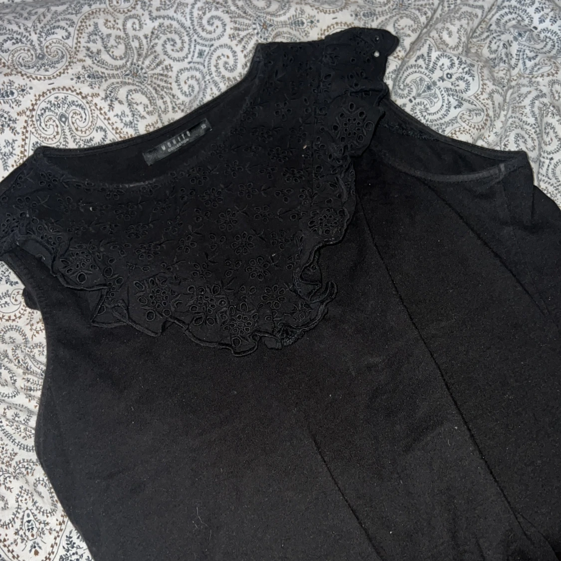 Svart ärmlös topp med spetsdetaljer - 2