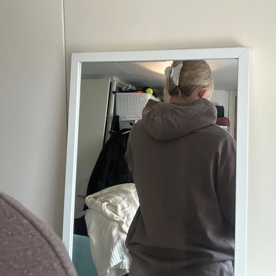 Brun hoodie med ficka framtill - 1