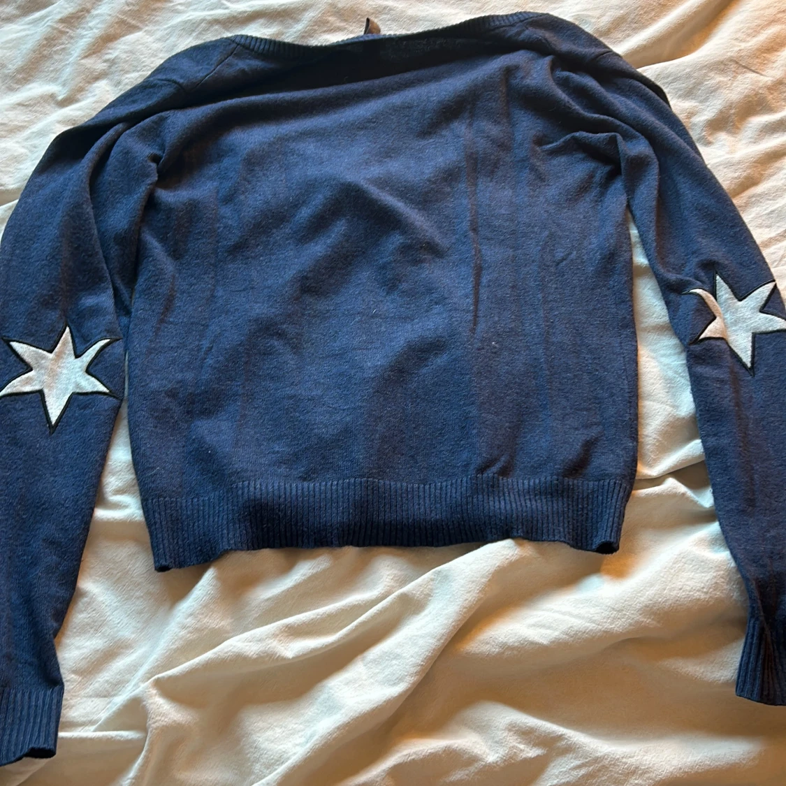 Mörkblå kofta med stjärndetaljer - 1