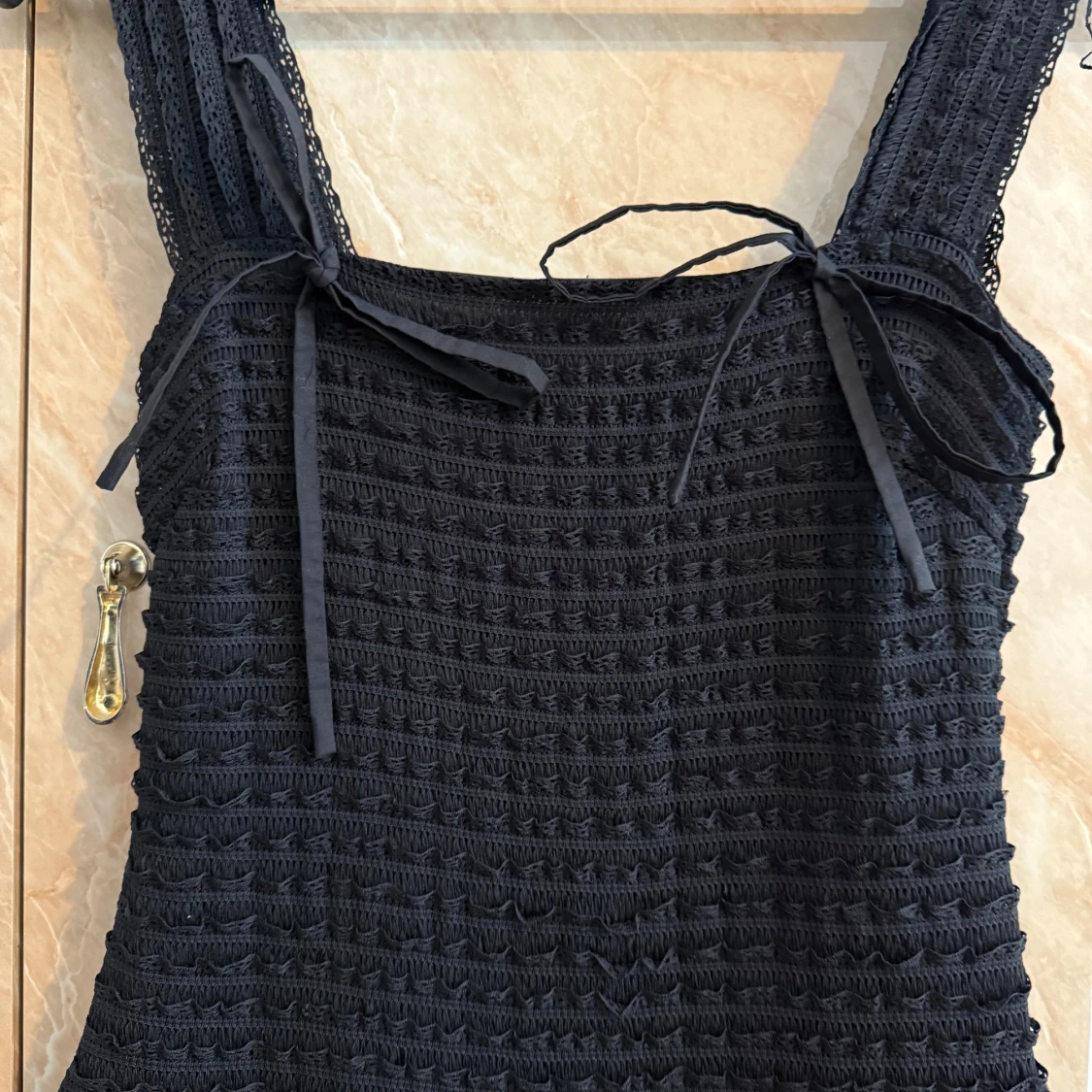 Svart klänning med volangkjol och knytband - 2