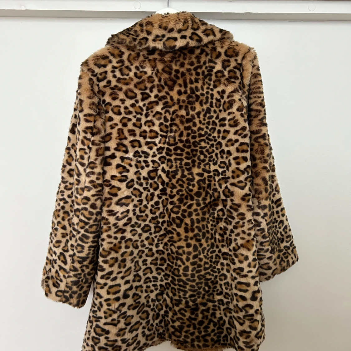 Leopardmönstrad fuskpälsjacka - 2