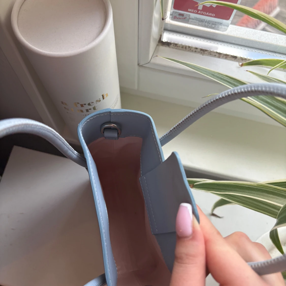 The Case Factory - Essential Crossbody Väska Smiley Vegetable Tanned Light Blue - 4