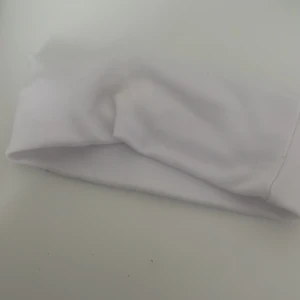 Vit enkel hårband - Det här är en vit enkel hårband som man matcha med sina outfits för att vara mer stilig och extra! Den kan dessutom användas som funktionen hos en vanlig hårband, att hålla håret bak och ha det i ordning. 