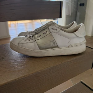 Valentino skor - Valentino garavani skor med silvrig detalj. Bra skick. Självklart äkta. Nypris runt 7000. Kom med bud! Snabb affär prioriteras. Hör av er vid frågor! Köp gärna vi ”köp nu”.